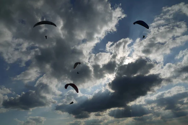 滑翔机和戏剧性的云彩 — 图库照片