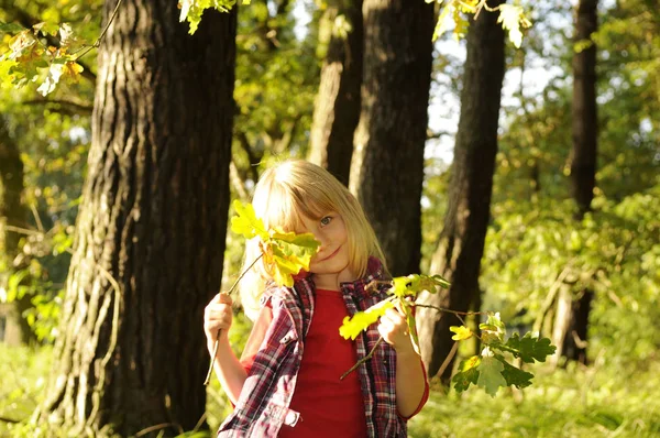 Girl Playing Autumn Forest — Stockfoto