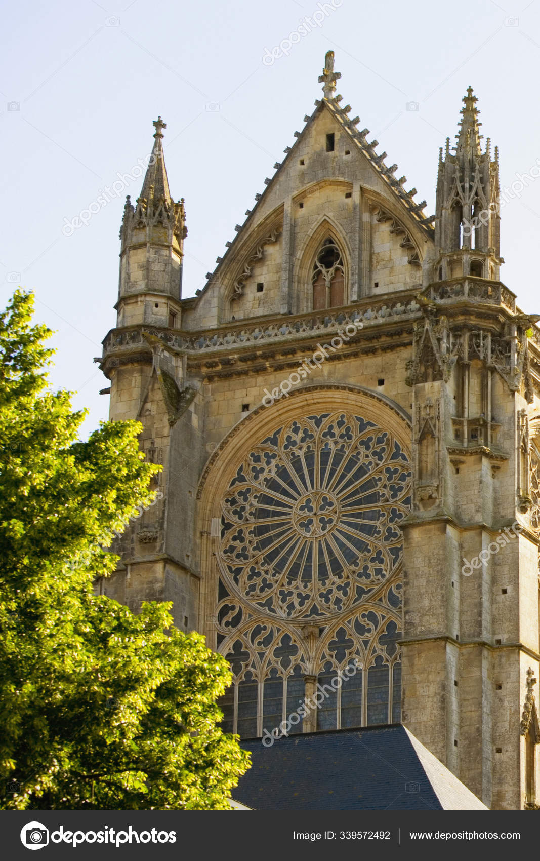 Vista Angulo Bajo Una Catedral Catedral Mans Mans Francia Foto De Stock C Panthermediaseller 339572492