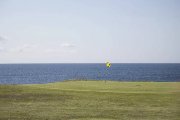 Vlag Gat Golfbaan Arran Schotland Met Achtergrond Zee — Stockfoto
