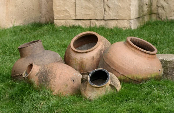 Plusieurs Pots Argile Sur Herbe — Photo
