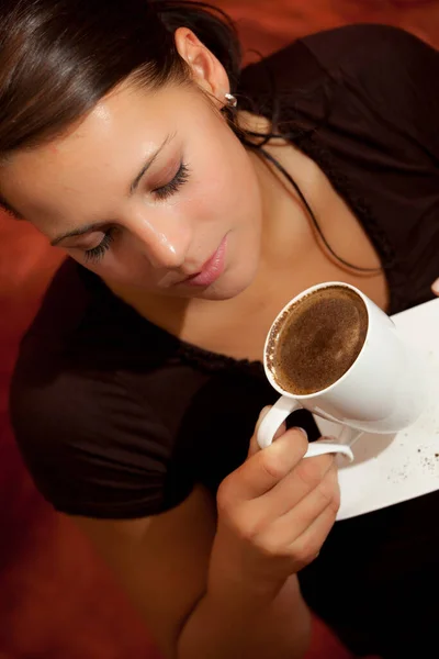 Jovem Mulher Bebendo Café Café — Fotografia de Stock