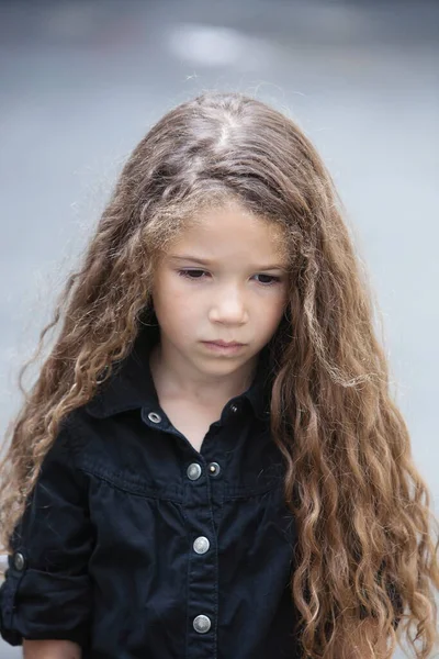 Mała Dziewczynka Portret Dąsać Smutny — Zdjęcie stockowe