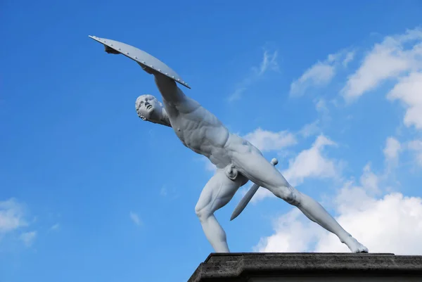 Estátua Uma Jovem Mulher Céu Azul — Fotografia de Stock