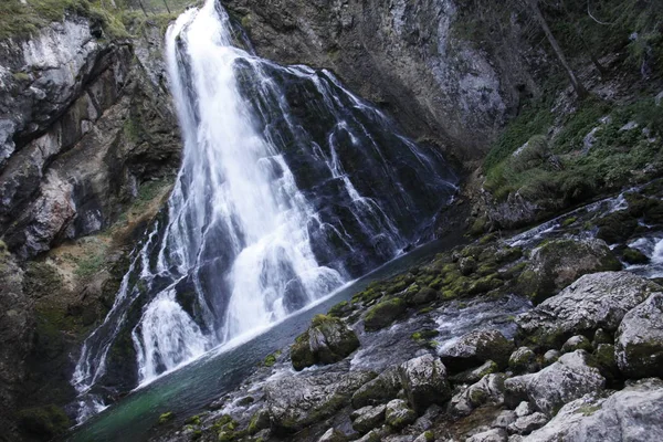 Bella Cascata Sullo Sfondo Della Natura — Foto Stock