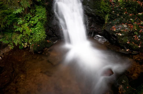 Bella Cascata Sullo Sfondo Della Natura — Foto Stock