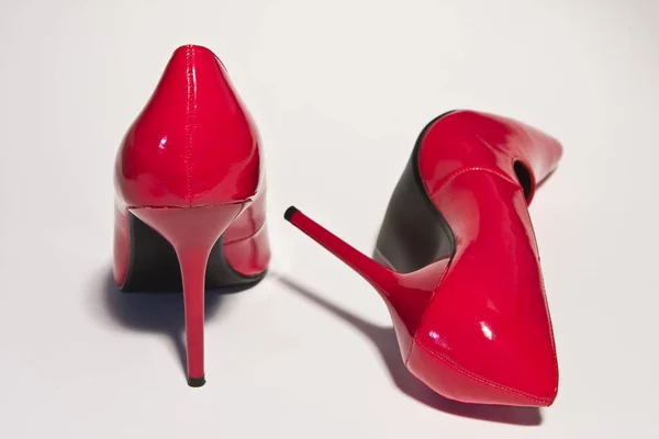白い背景に赤いハイヒールの靴 — ストック写真