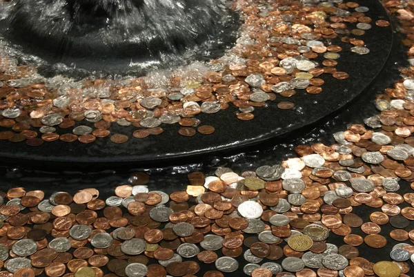 Münzen Wasser — Stockfoto