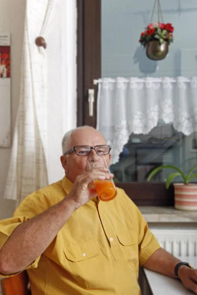 Hombre Mayor Que Bebe Agua Vidrio Casa — Foto de Stock
