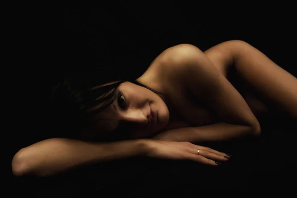Hermosa Mujer Desnuda Con Pelo Largo Acostada Fondo Negro —  Fotos de Stock