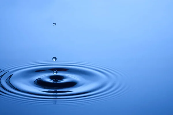 Goccia Acqua Che Cade Nel Cielo Azzurro Chiaro Sfondo — Foto Stock