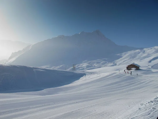Cabana Montanha Com Pista Esqui Extensa Neve Fora Piste — Fotografia de Stock