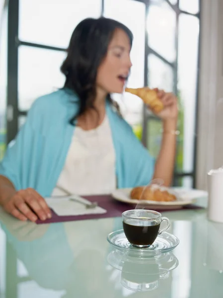 Kobieta Jedząca Śniadanie Domu — Zdjęcie stockowe