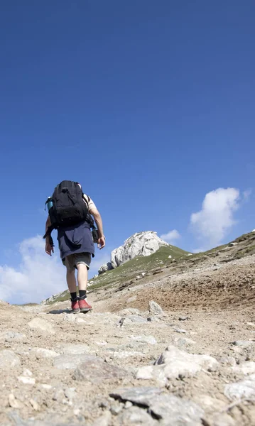 高山でのトレッキングの男 — ストック写真