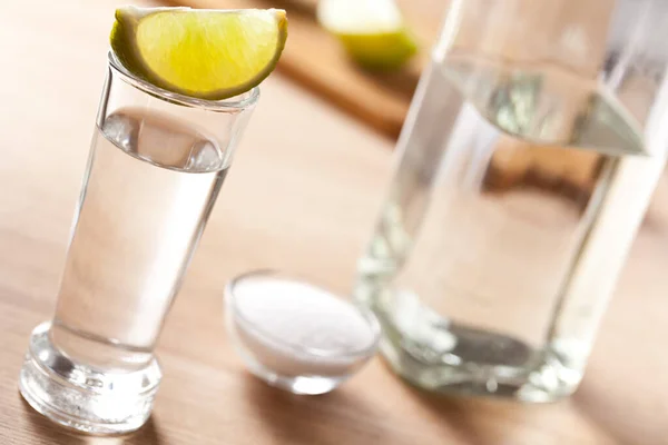 Egy Pohár Vodka Citrommal Lime Mal Asztalon — Stock Fotó