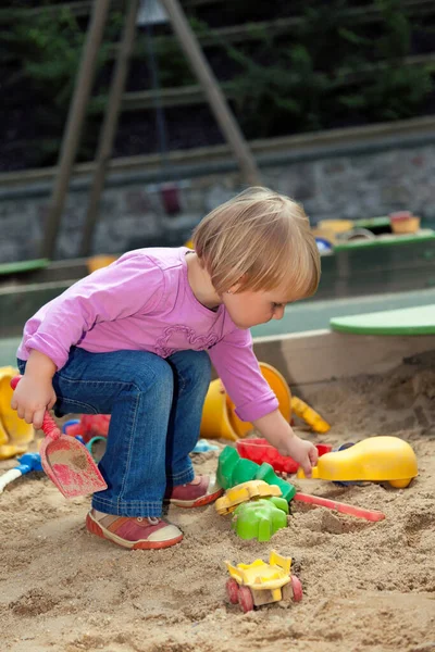 Kleines Kind Spielt Auf Spielplatz — Stockfoto