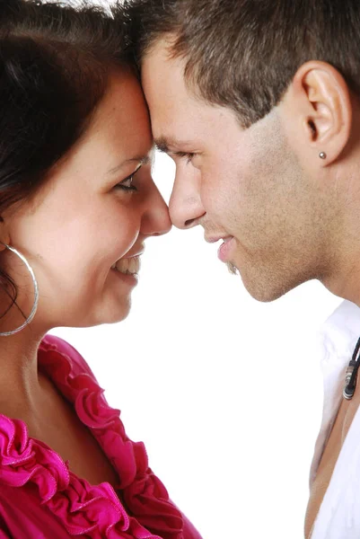 Jovem Casal Posando Para Câmera — Fotografia de Stock