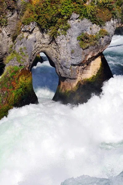 Roccia Nel Reno Cade Verticale — Foto Stock