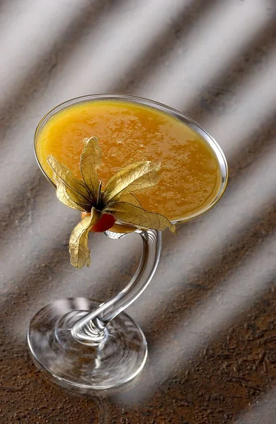 Copo Suco Laranja Com Cubos Gelo Frutas Frescas — Fotografia de Stock