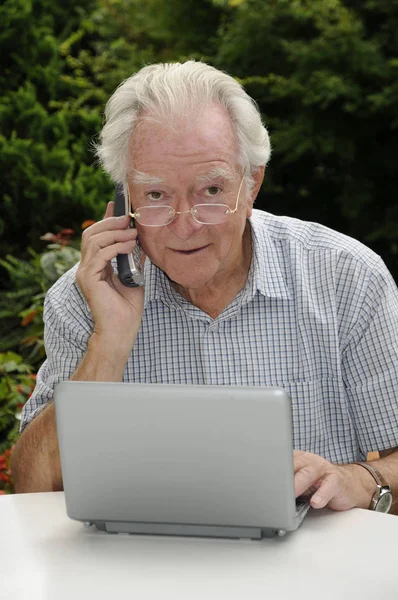 Pensioners Mobile Netbook — Stock Photo, Image