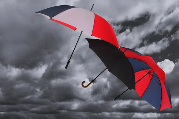 Piros Esernyő Fekete Égbolttal — Stock Fotó