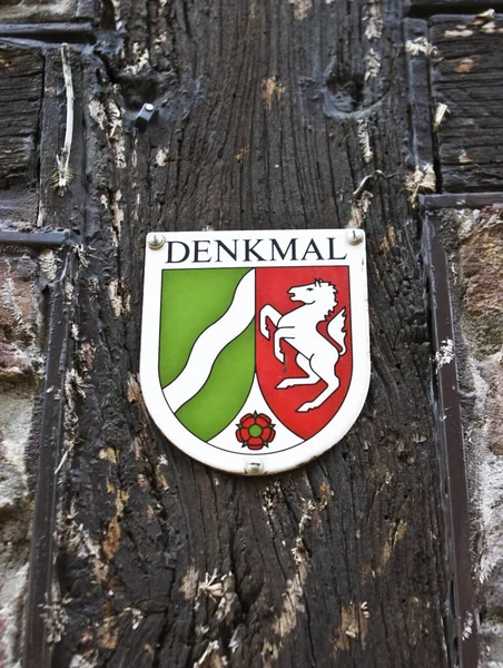 木製の背景にDenkmal記号 — ストック写真