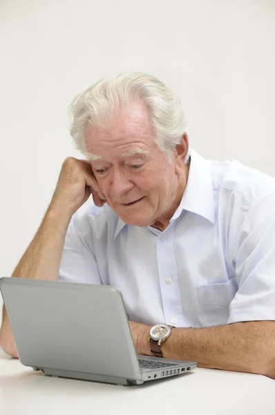 Старший Чоловік Дивиться Ноутбук — стокове фото