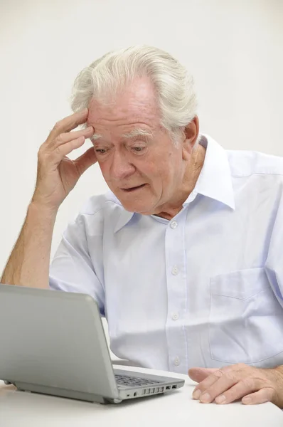 Senior Muž Pomocí Notebooku Doma — Stock fotografie