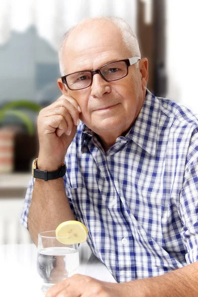 Portré Egy Idős Emberről Aki Asztalnál Kávét Iszik — Stock Fotó