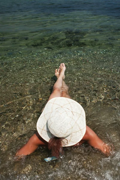 Femme Avec Chapeau Sur Plage — Photo