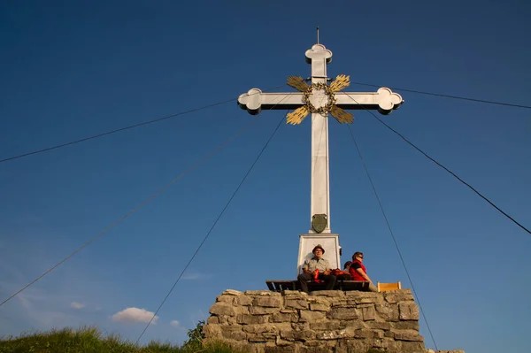 Gipfelkreuz Wandergruppe Mann Frau — Stockfoto