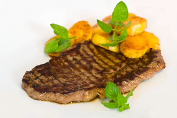 Rumpsteak Mit Bratkartoffeln — Stockfoto