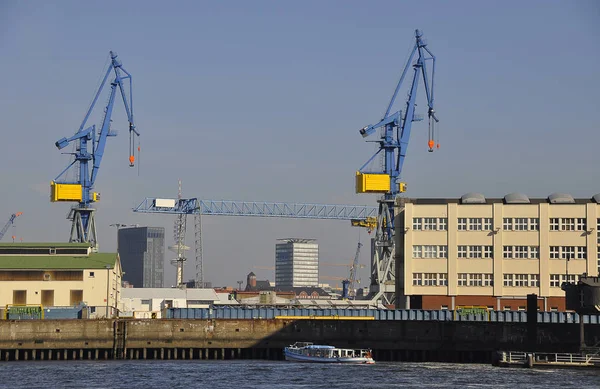 Aussichtsreicher Blick Auf Industrielle Hafenkräne — Stockfoto