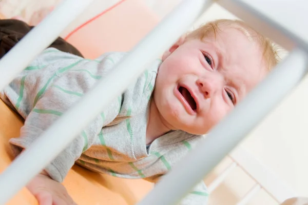 ベッドグリッドの赤ちゃん — ストック写真