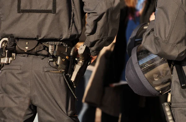 Polizist Uniform Mit Gewehr — Stockfoto