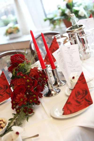 婚宴桌上摆满了鲜花和眼镜 — 图库照片