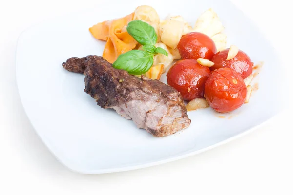 Agneau Rôti Avec Nouilles Tomates Glacées — Photo