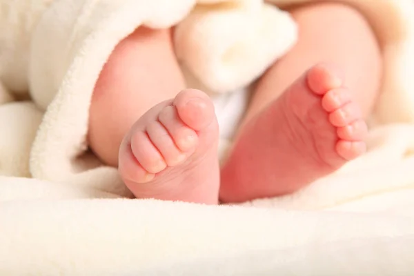 Små Babyben Fötter Barnomsorg — Stockfoto