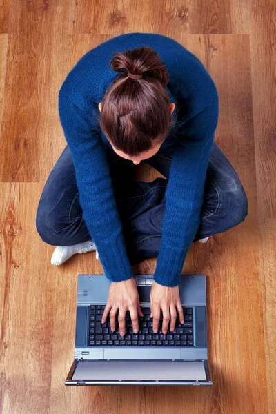 Laptop Kullanan Bir Kadının Genel Görünümü — Stok fotoğraf
