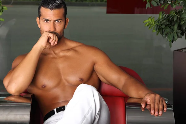 Hombre Guapo Con Camisa Blanca Corbata Sentado Banco Del Hotel — Foto de Stock