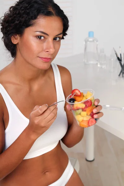 Junge Frau Hält Schale Mit Frischem Obstsalat Der Hand — Stockfoto