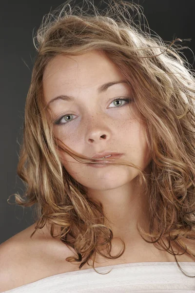 Retrato Uma Bela Mulher Loira Com Cabelos Cacheados — Fotografia de Stock