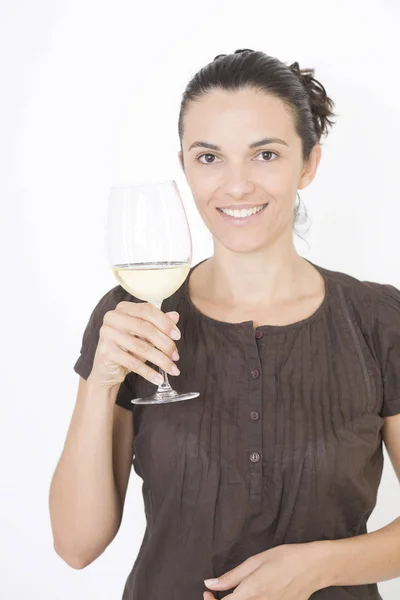 Γυναίκα Δοκιμάζοντας Λευκό Κρασί — Φωτογραφία Αρχείου