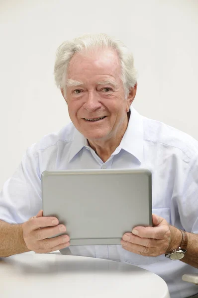 Hombre Mayor Usando Tableta —  Fotos de Stock