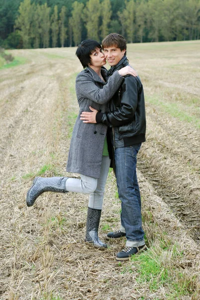 Jovem Casal Posando Para Câmera — Fotografia de Stock