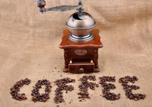 グラニュールのヴィンテージコーヒーグラインダーとコーヒー工場 — ストック写真