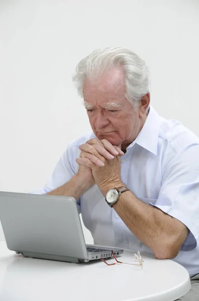 Homem Sênior Usando Laptop Casa — Fotografia de Stock