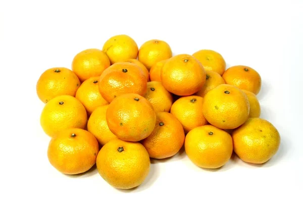 白色背景的新鲜橘子 — 图库照片