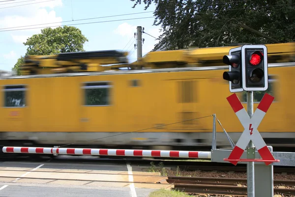 Pociąg Stacji Kolejowej Żółtym Tłem — Zdjęcie stockowe