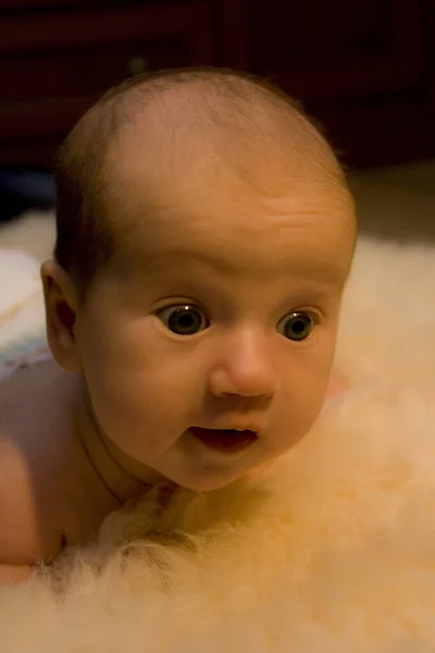 Spädbarn Som Håller Upp Huvudet — Stockfoto